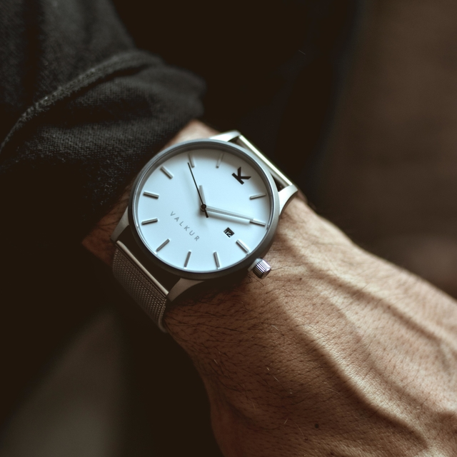 Reloj Valkur para hombre modelo Thorben X con correa de acero trenzado y caja de acero blanco y plateado
