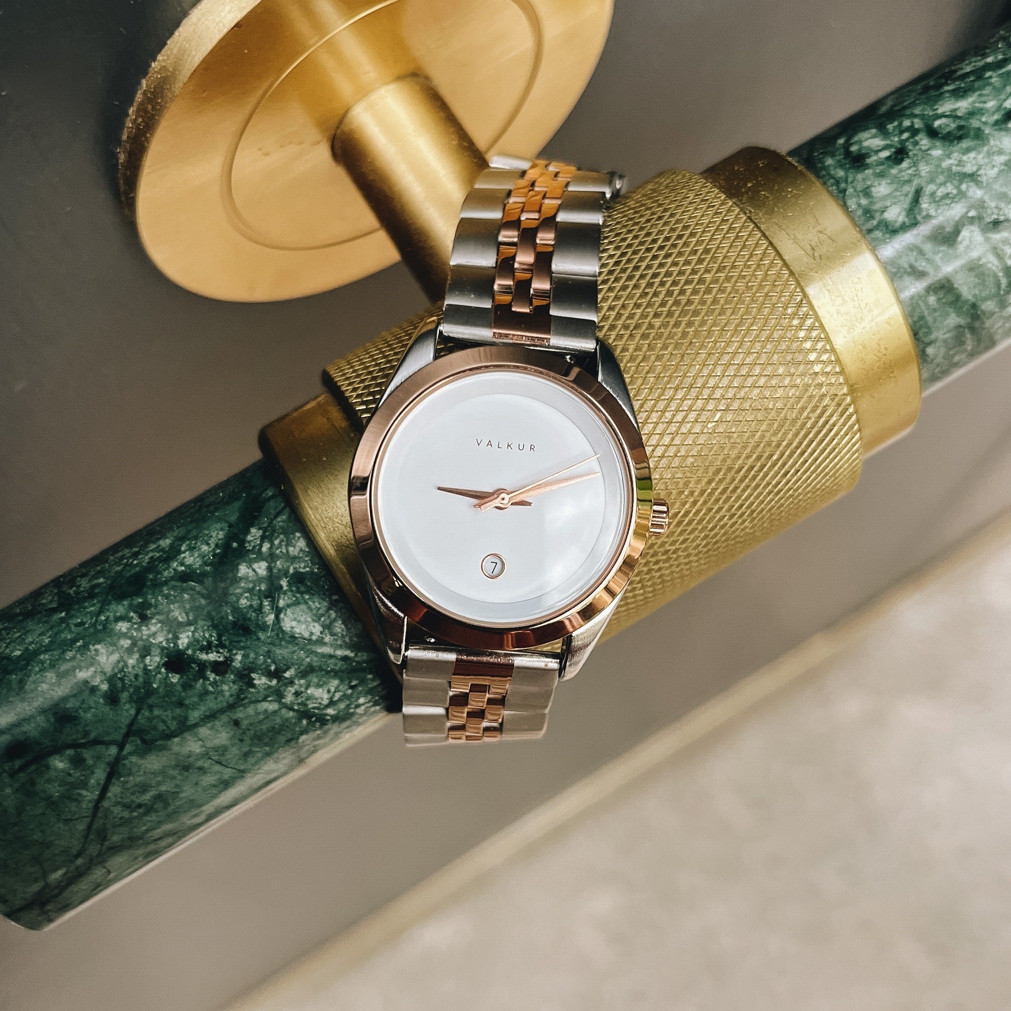 Reloj Valkur para mujeres modelo Agda de acero plateado con bisel dorado y fondo blanco
