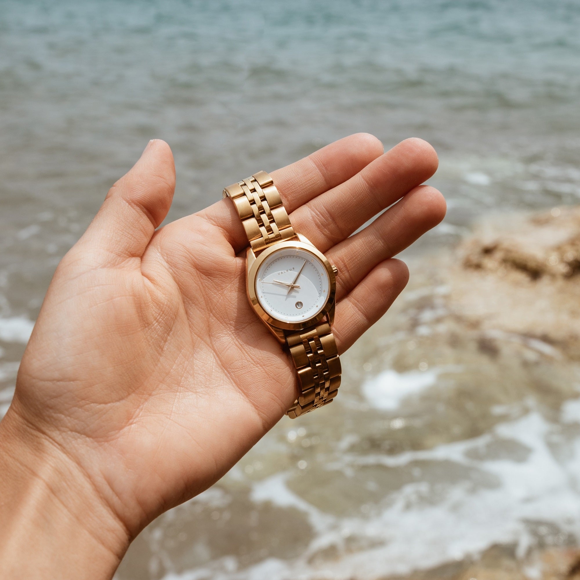 Reloj Valkur para mujeres modelo Lara de acero dorado con bisel dorado y fondo blanco
