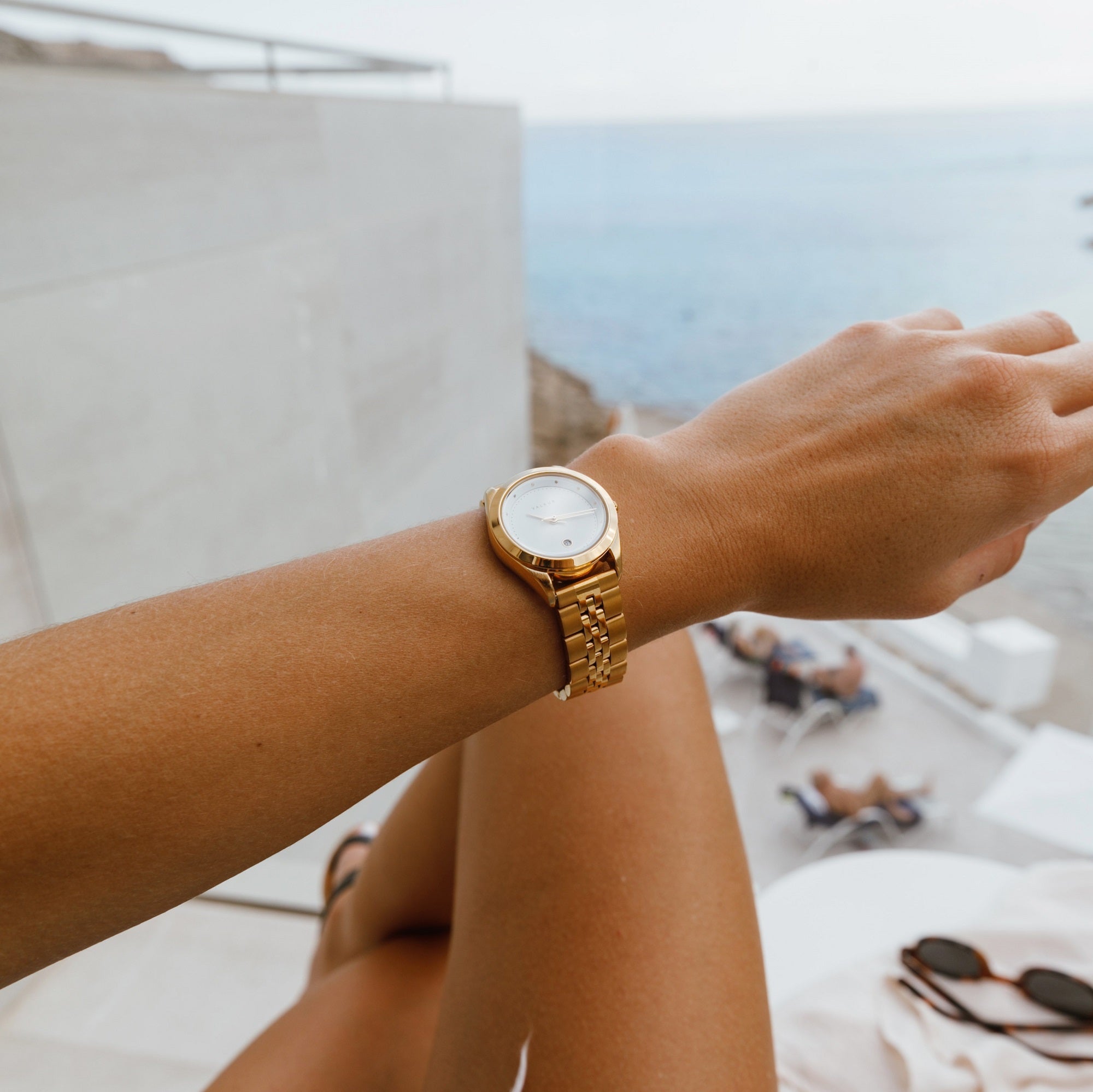 Reloj Valkur para mujeres modelo Lara de acero dorado con bisel dorado y fondo blanco
