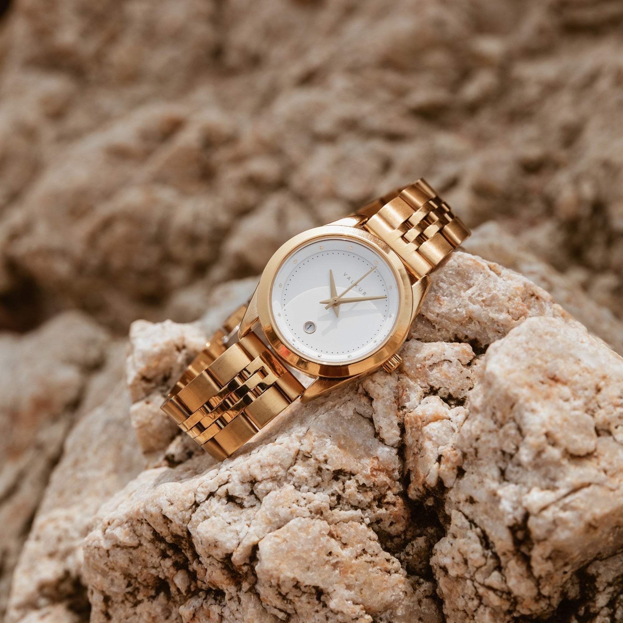 Reloj Valkur para mujeres modelo Lara de acero dorado con bisel dorado y fondo blanco
