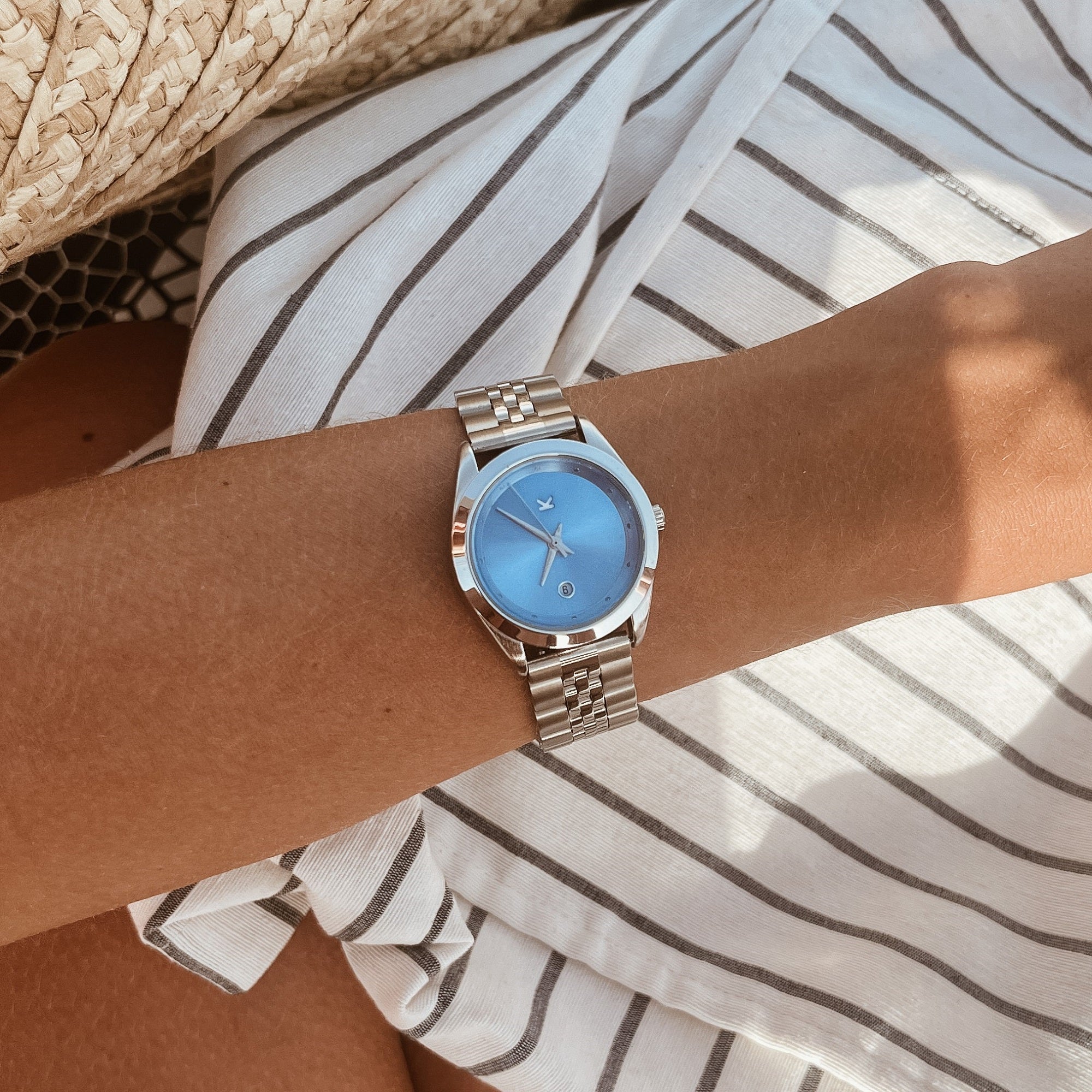 Reloj Valkur para mujeres modelo Sanna de acero plateado con fondo azul  

