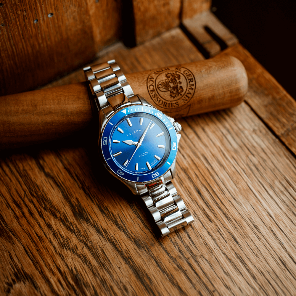 Reloj Valkur modelo Altor acero plateado con bisel azul y fondo azul
