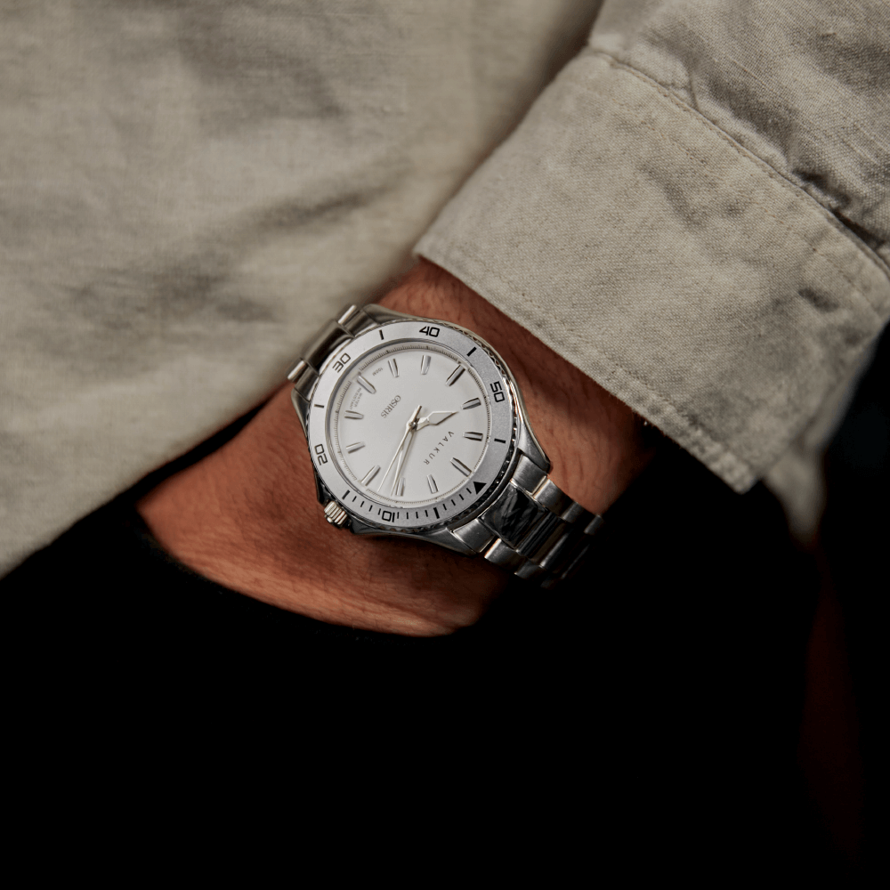 Reloj Valkur modelo Anubis acero plateado con bisel plateado y fondo blanco
