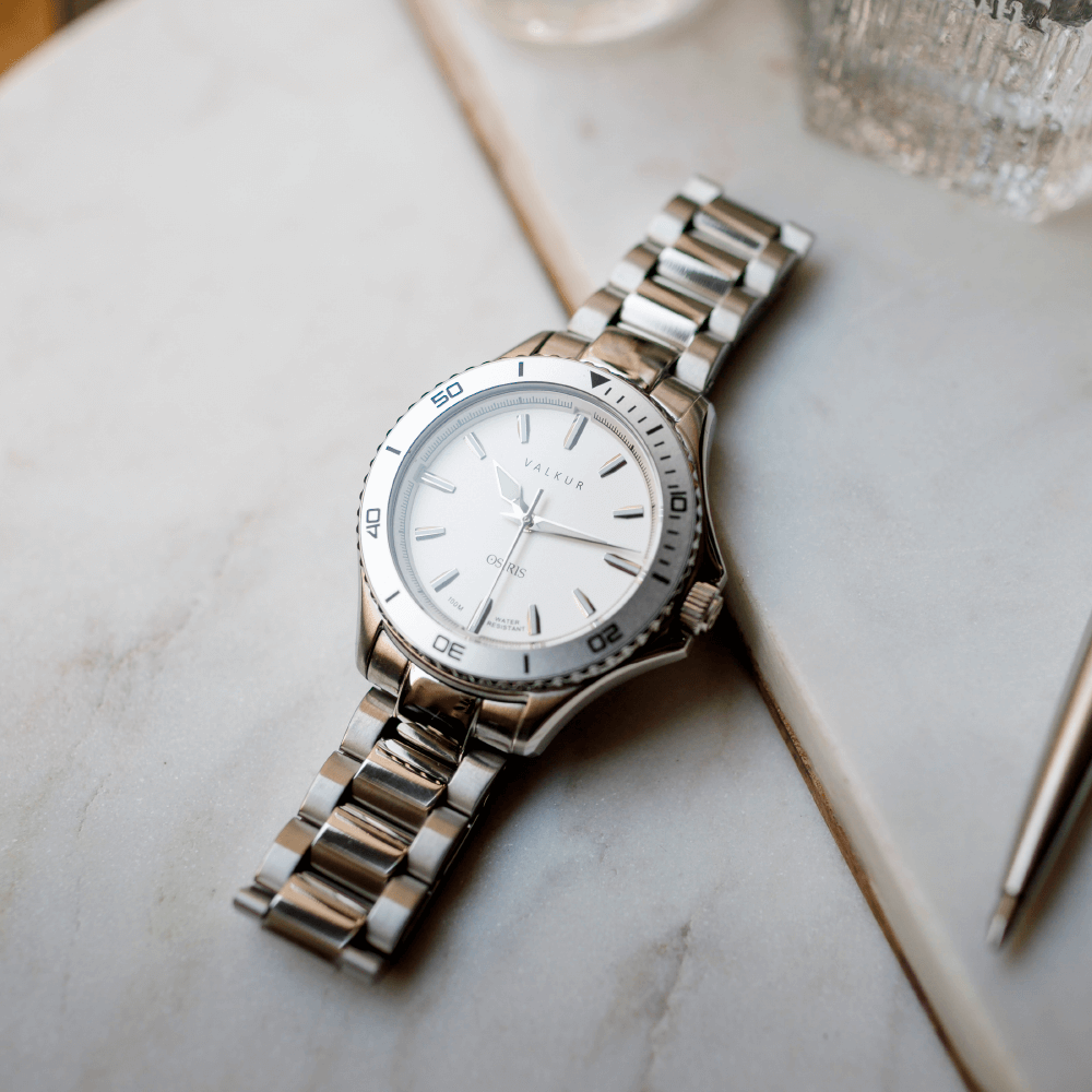 Reloj Valkur modelo Anubis acero plateado con bisel plateado y fondo blanco
