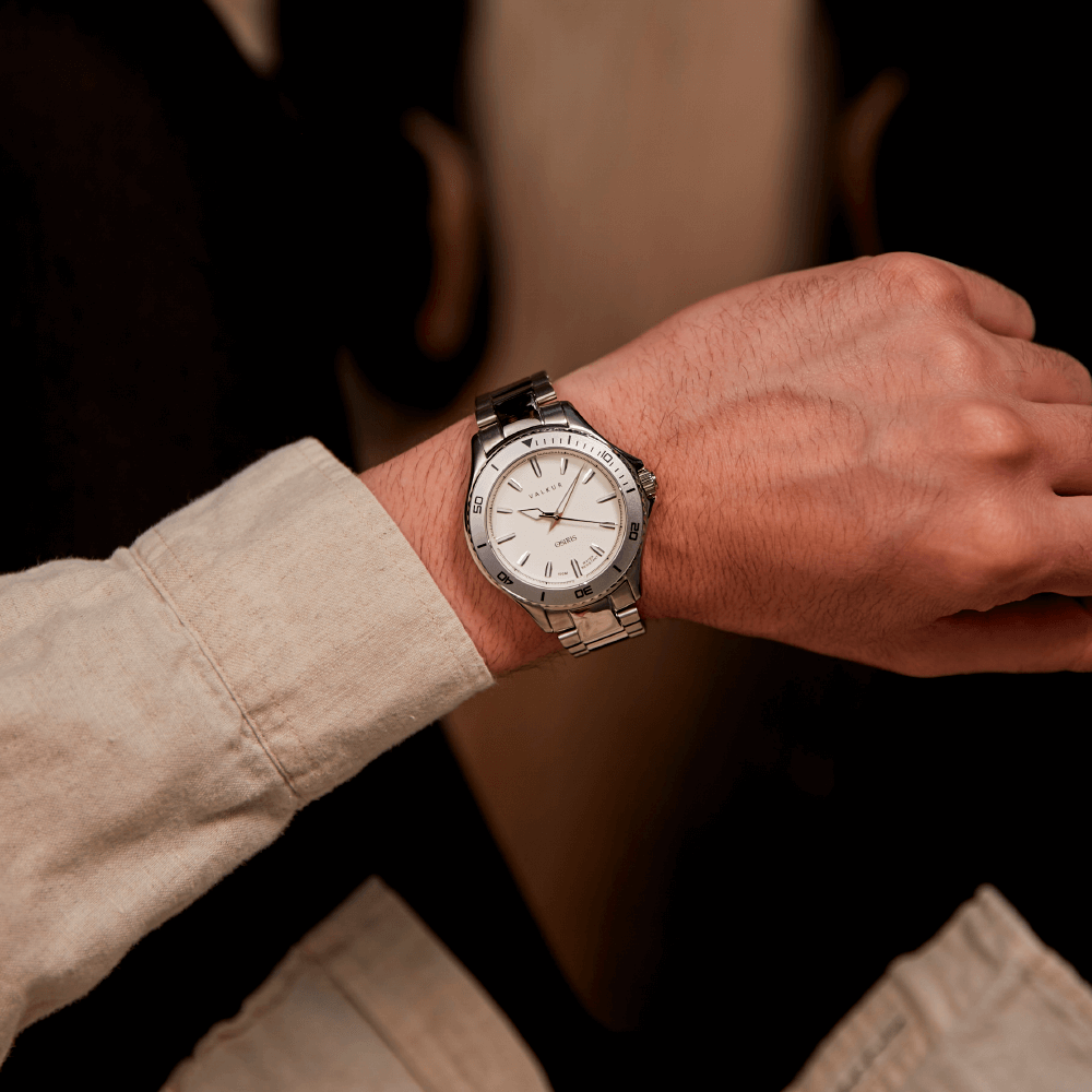 Reloj Valkur modelo Anubis acero plateado con bisel plateado y fondo blanco
