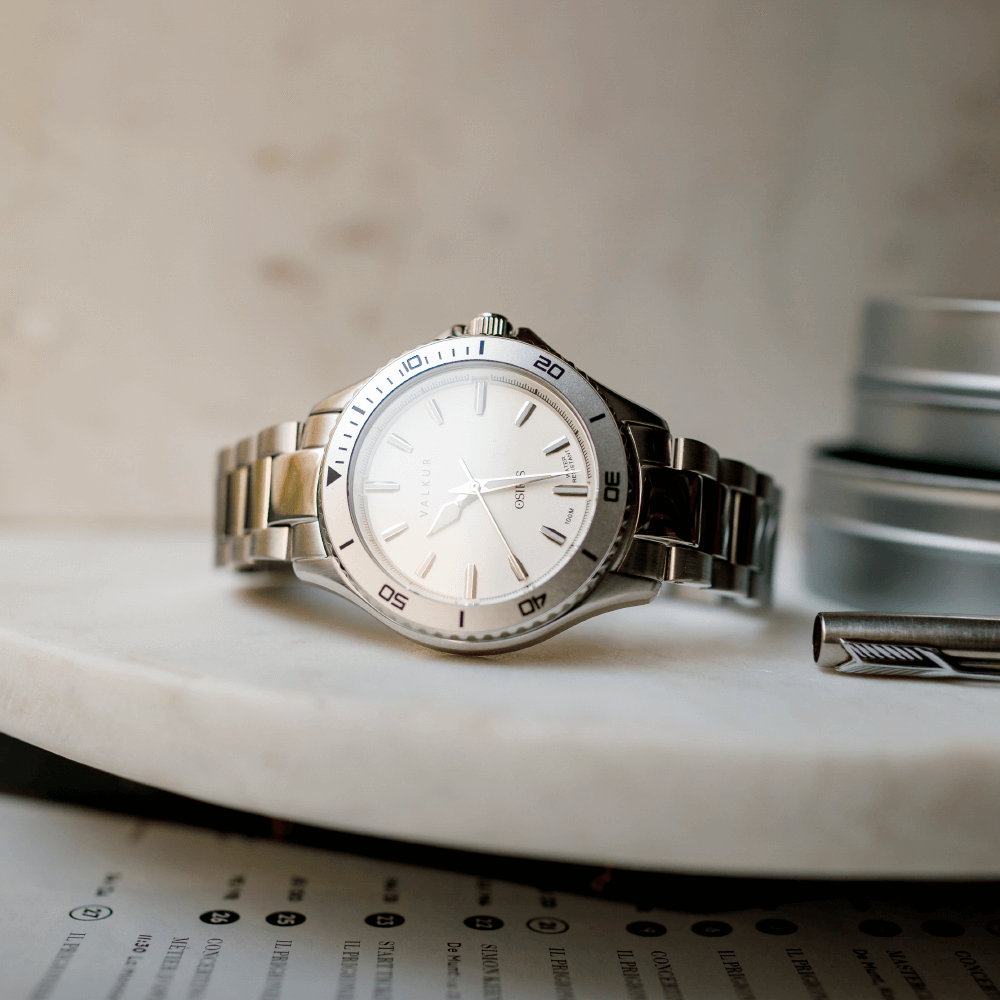 Reloj Valkur modelo Anubis acero plateado con bisel plateado y fondo blanco
