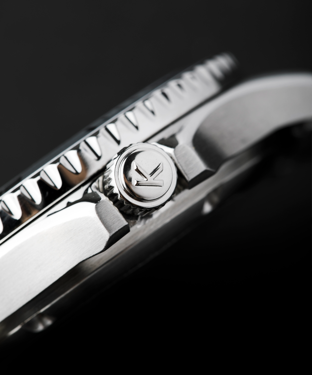 Reloj Valkur modelo Anubis acero plateado con bisel plateado y fondo blanco
