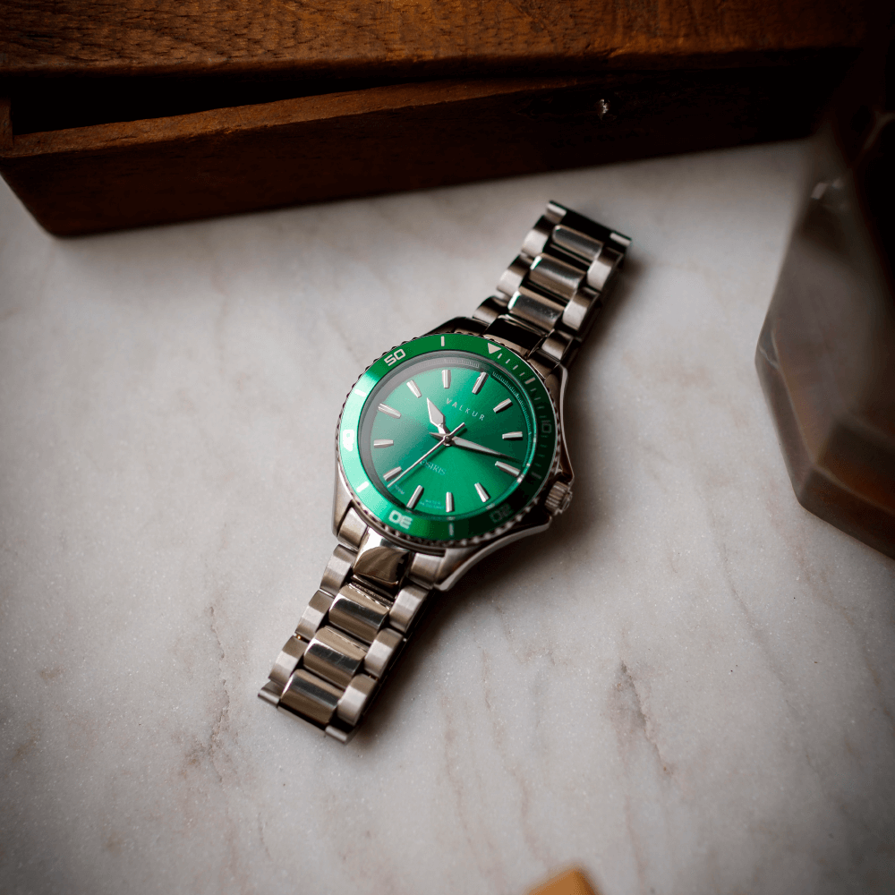 Reloj Valkur modelo Atura acero plateado con bisel verde y fondo verde
