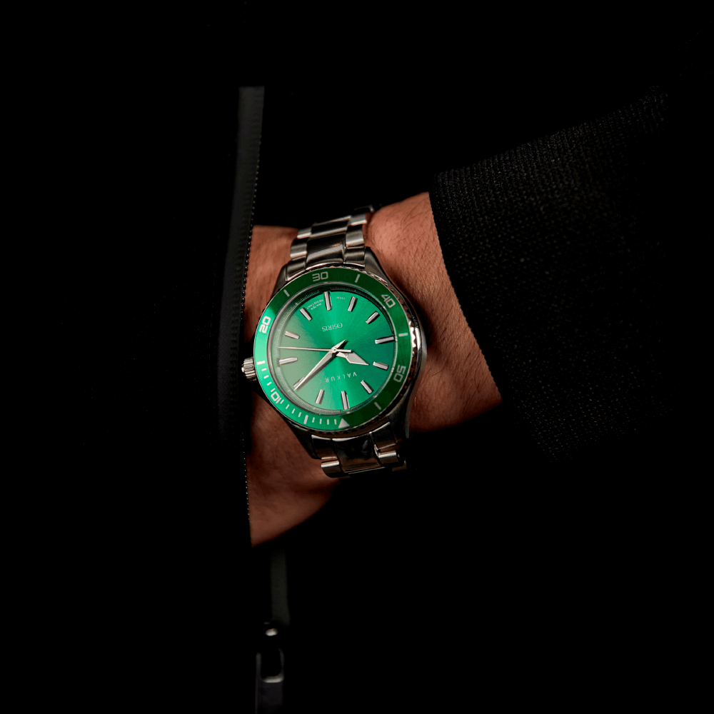 Reloj Valkur modelo Atura acero plateado con bisel verde y fondo verde
