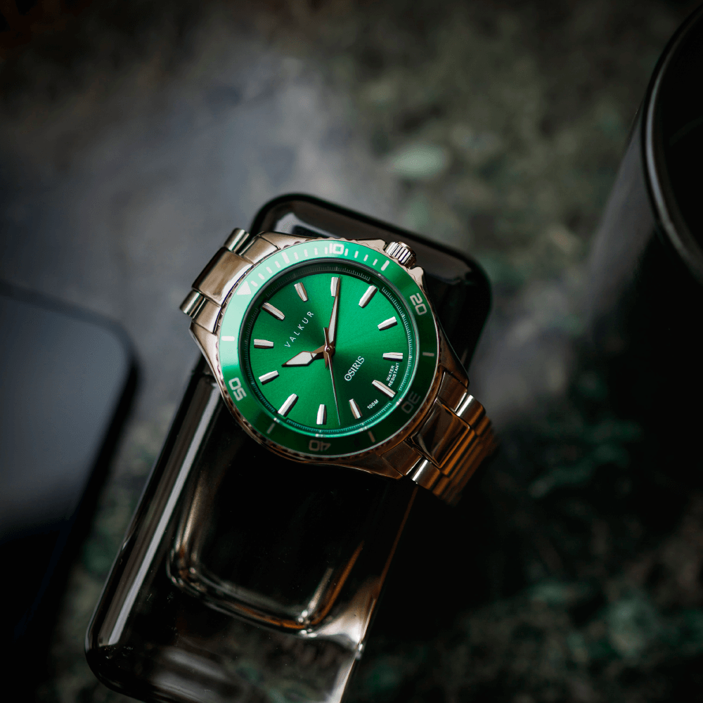 Reloj Valkur modelo Atura acero plateado con bisel verde y fondo verde
