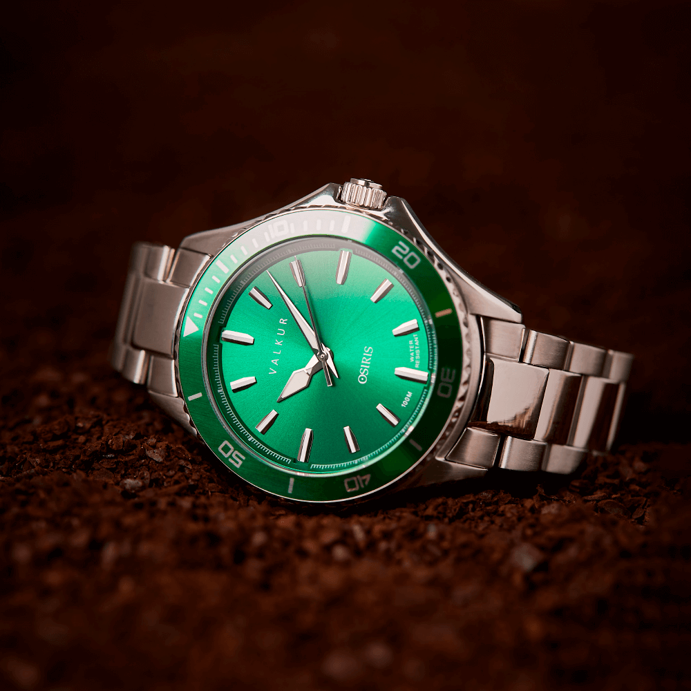 Reloj Valkur modelo Atura acero plateado con bisel verde y fondo verde
