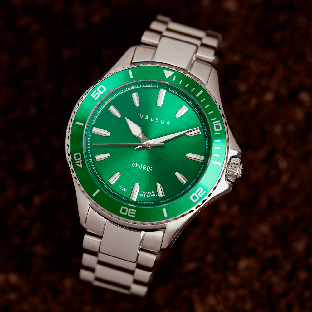 Reloj Valkur modelo Atura acero plateado con bisel verde y fondo verde
