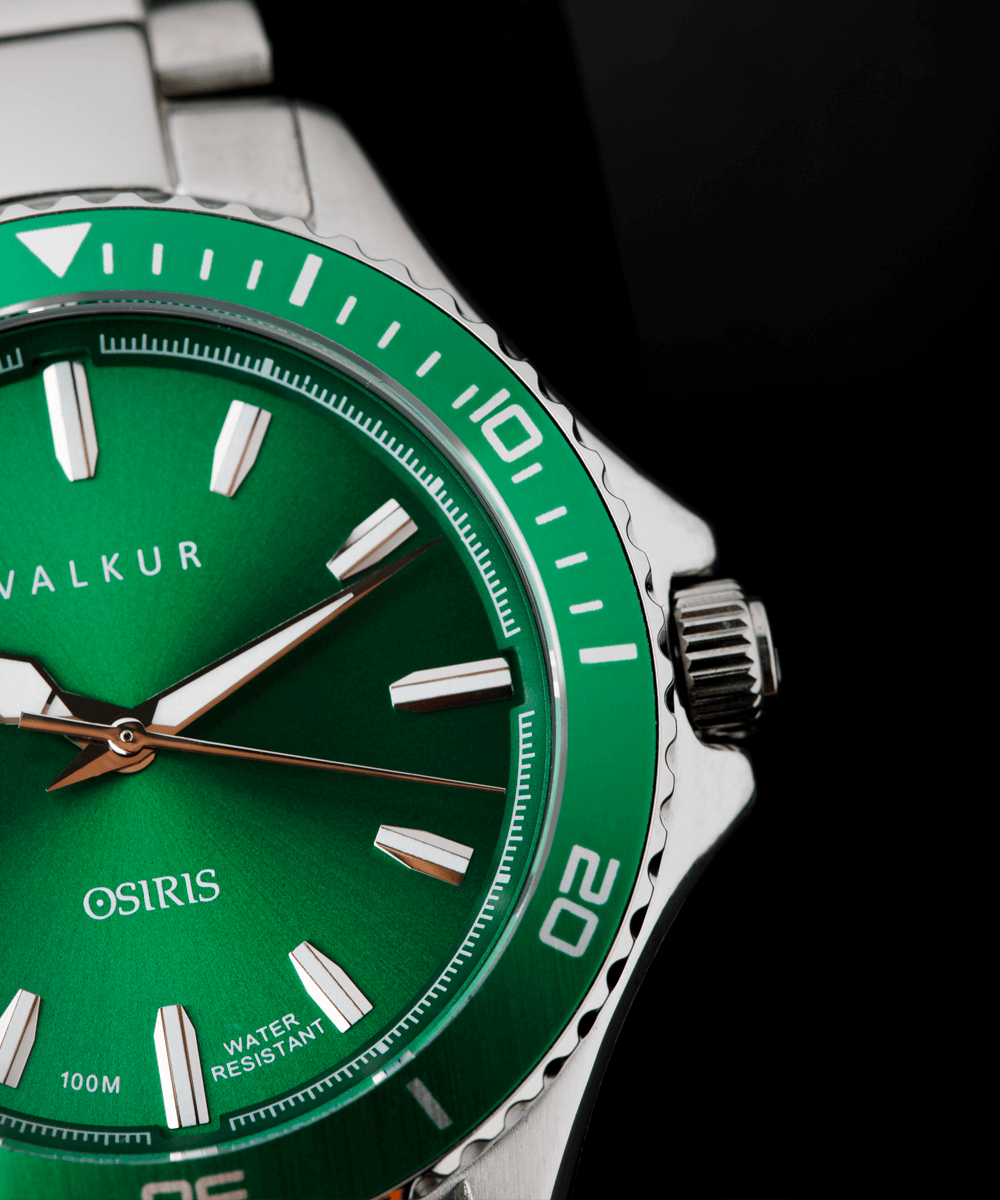 Reloj Valkur modelo Atura acero plateado con bisel verde y fondo verde
