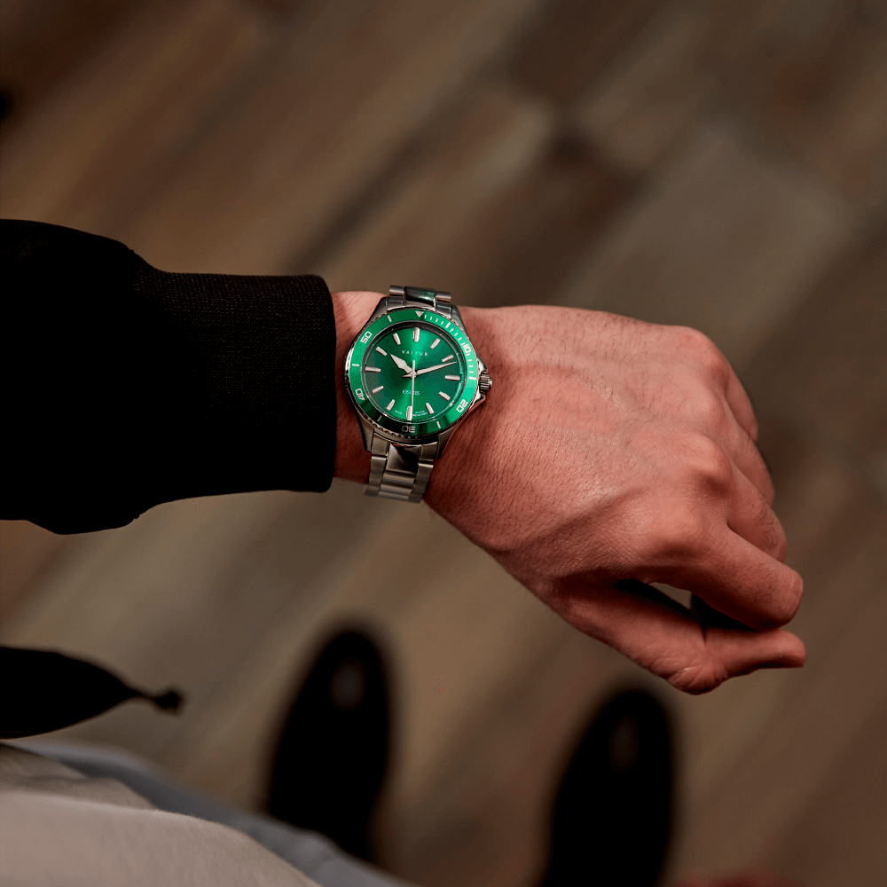 Reloj Valkur modelo Atura acero plateado con bisel verde y fondo verde
