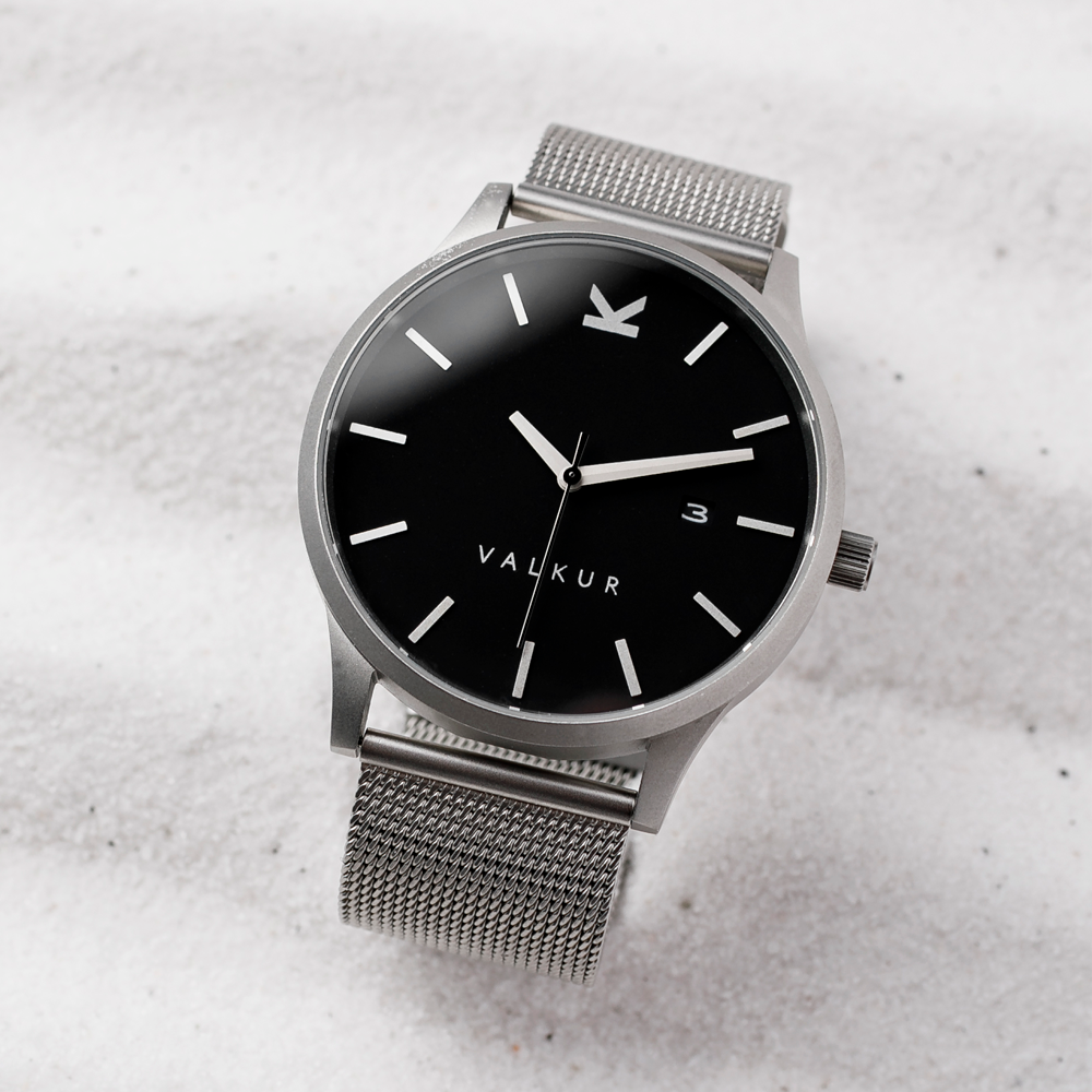 Reloj Valkur para hombre modelo Daven X con correa de acero trenzado y caja de acero negro y plateado
