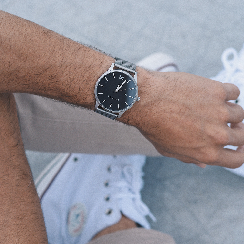 Reloj Valkur para hombre modelo Daven X con correa de acero trenzado y caja de acero negro y plateado
