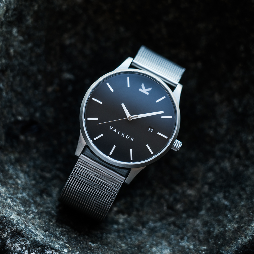 Reloj Valkur para hombre modelo Daven X con correa de acero trenzado y caja de acero negro y plateado
