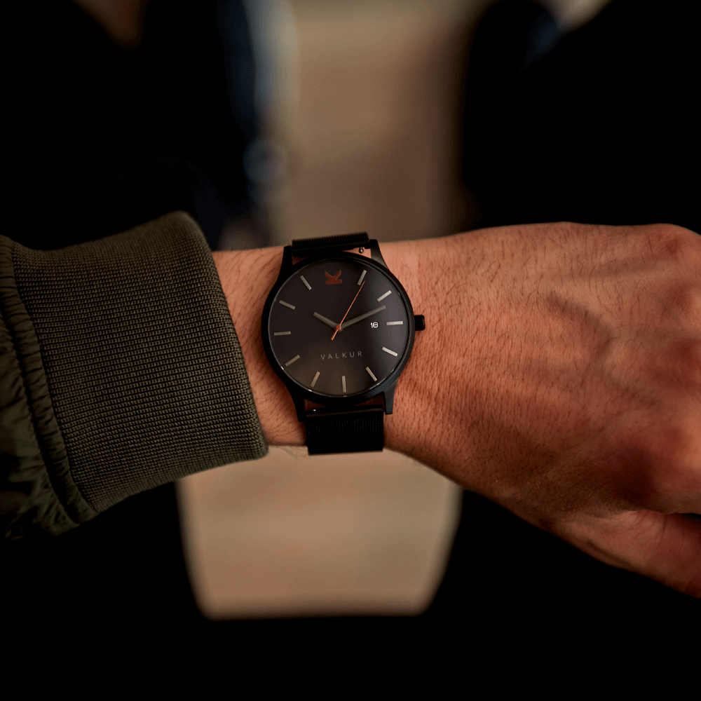 Reloj Valkur para hombre modelo Gunnar X con correa de acero trenzado y caja de acero negro y rojo
