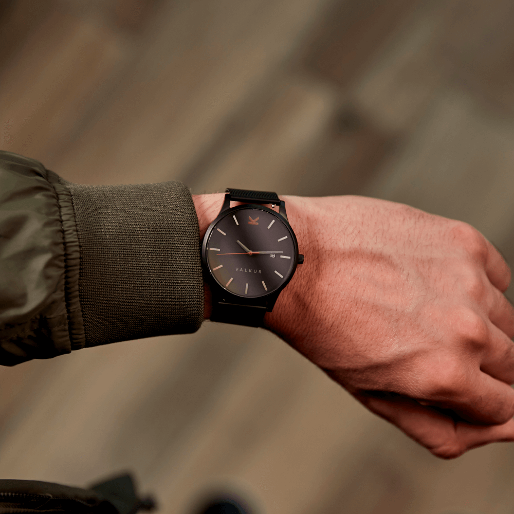 Reloj Valkur para hombre modelo Gunnar X con correa de acero trenzado y caja de acero negro y rojo
