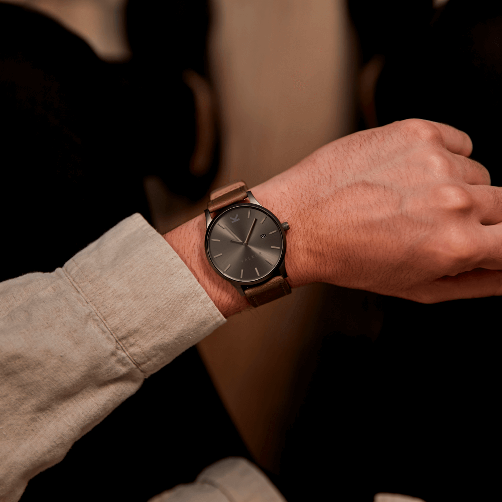 Reloj Valkur para hombre modelo Kartan con correa de cuero genuino arena y caja de acero gris oscuro
