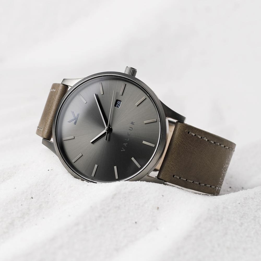 Reloj Valkur para hombre modelo Kartan con correa de cuero genuino arena y caja de acero gris oscuro
