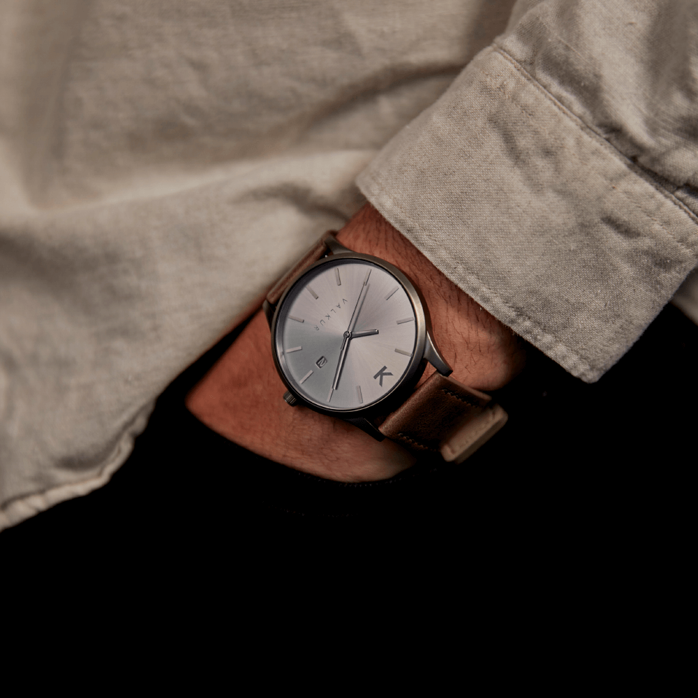 Reloj Valkur para hombre modelo Kartan con correa de cuero genuino arena y caja de acero gris oscuro
