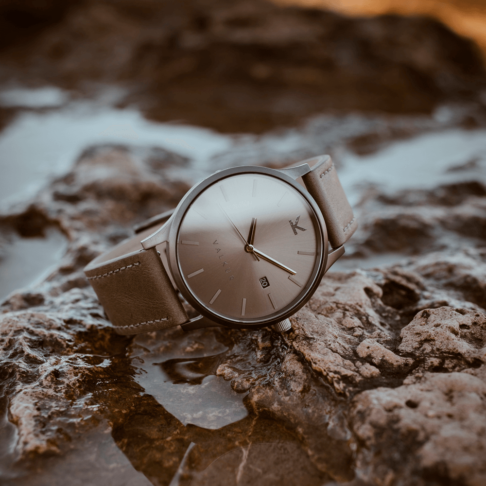 Reloj Valkur para hombre modelo Kartan con correa de cuero genuino arena y caja de acero gris oscuro
