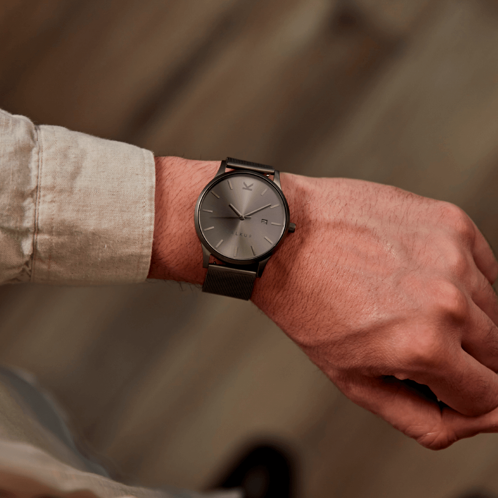 Reloj Valkur para hombre modelo Kartan con correa de cuero genuino arena y caja de acero gris oscuro
