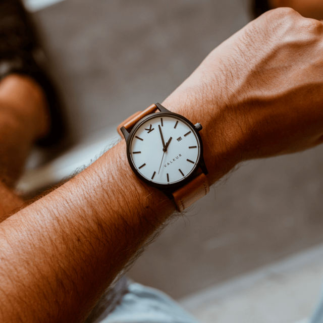 Reloj Valkur para hombre modelo Lamont con correa de cuero genuino marron y caja de acero negro y blanco
