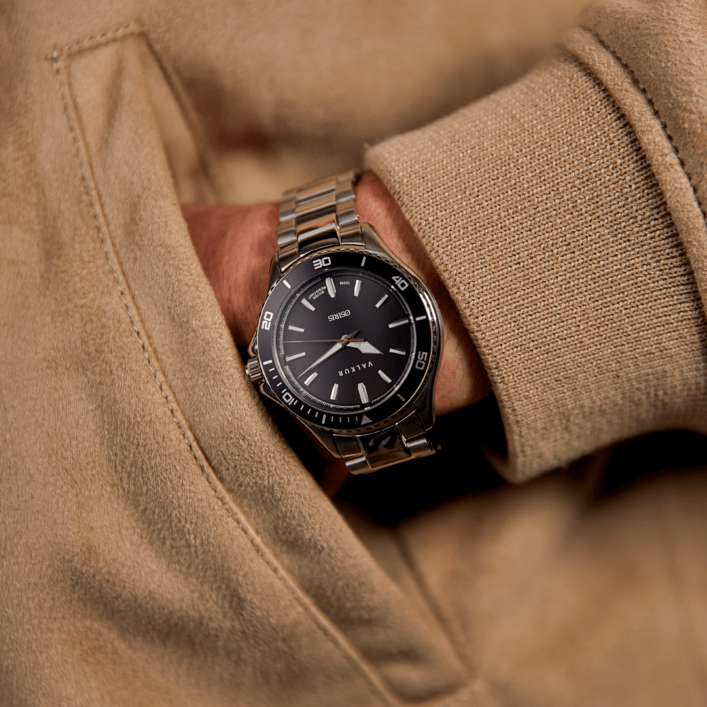 Reloj Valkur modelo Nesut acero plateado con bisel negro y fondo negro

