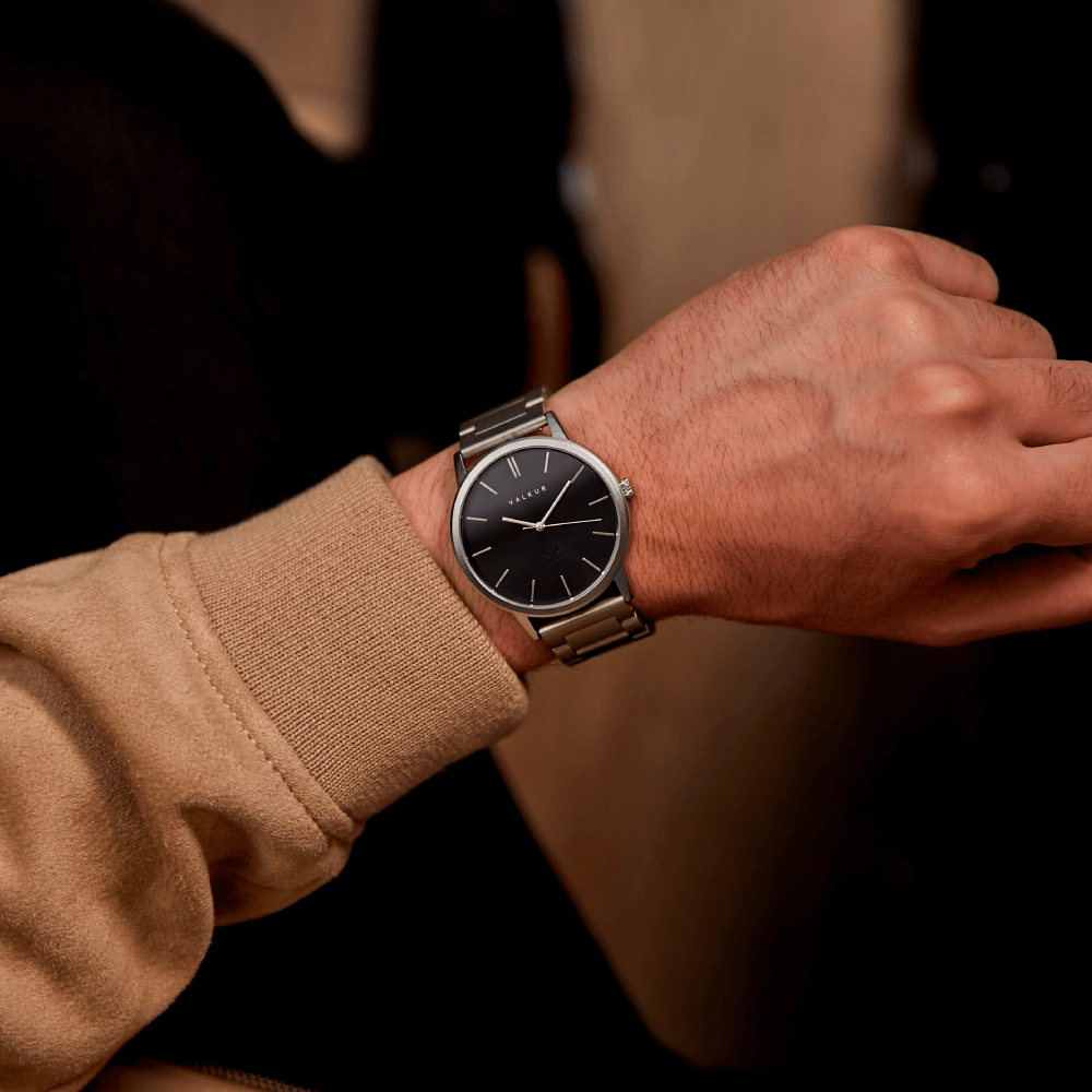Reloj Valkur modelo Platek acero plateado y fondo negro
