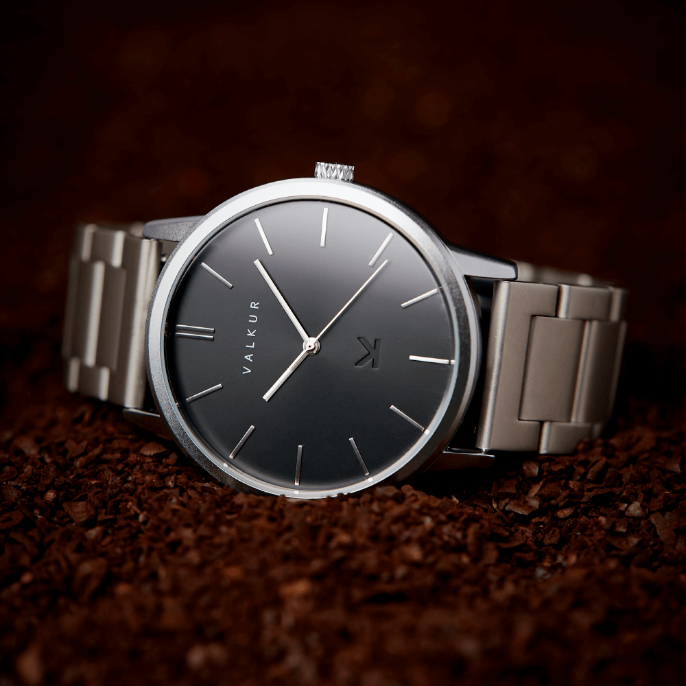 Reloj Valkur modelo Platek acero plateado y fondo negro

