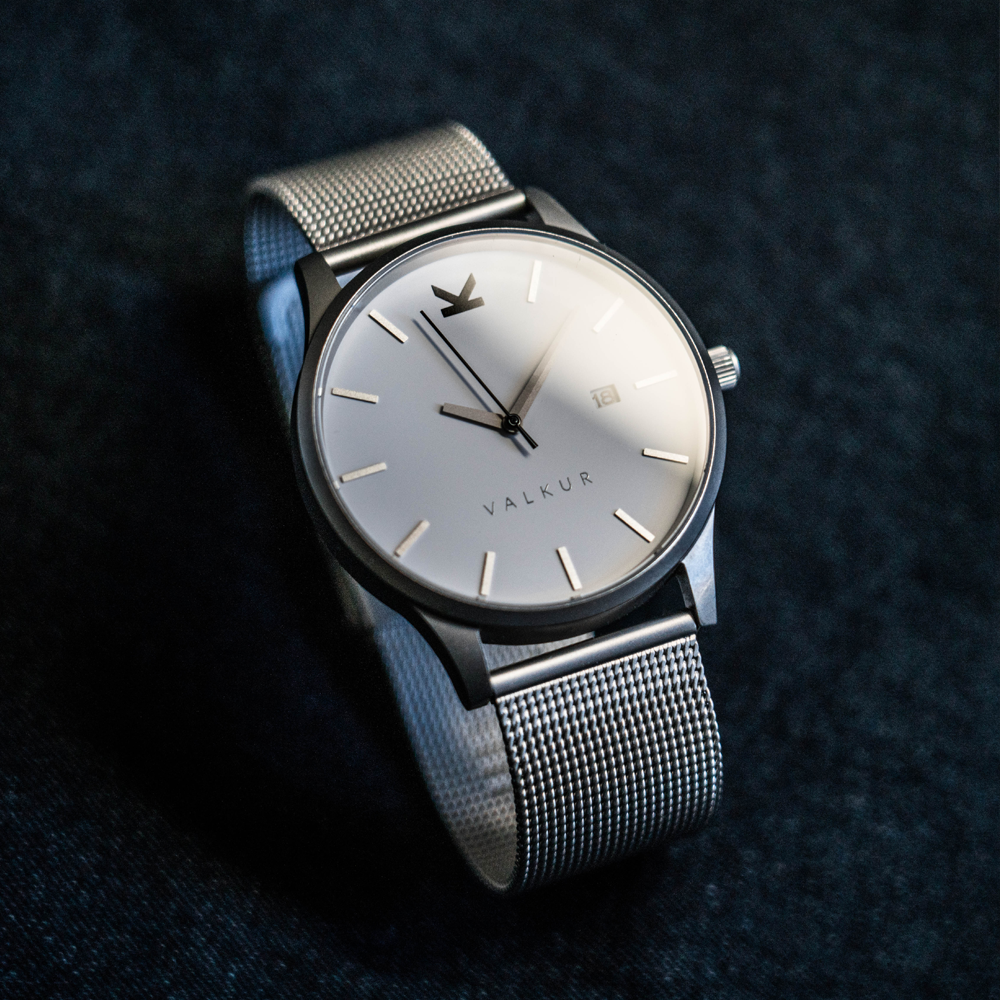 Reloj Valkur para hombre modelo Thorben X con correa de acero trenzado y caja de acero blanco y plateado
