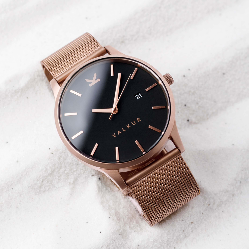 Reloj Valkur para hombre modelo Varall X con correa de acero trenzado y caja de acero negro y dorado
