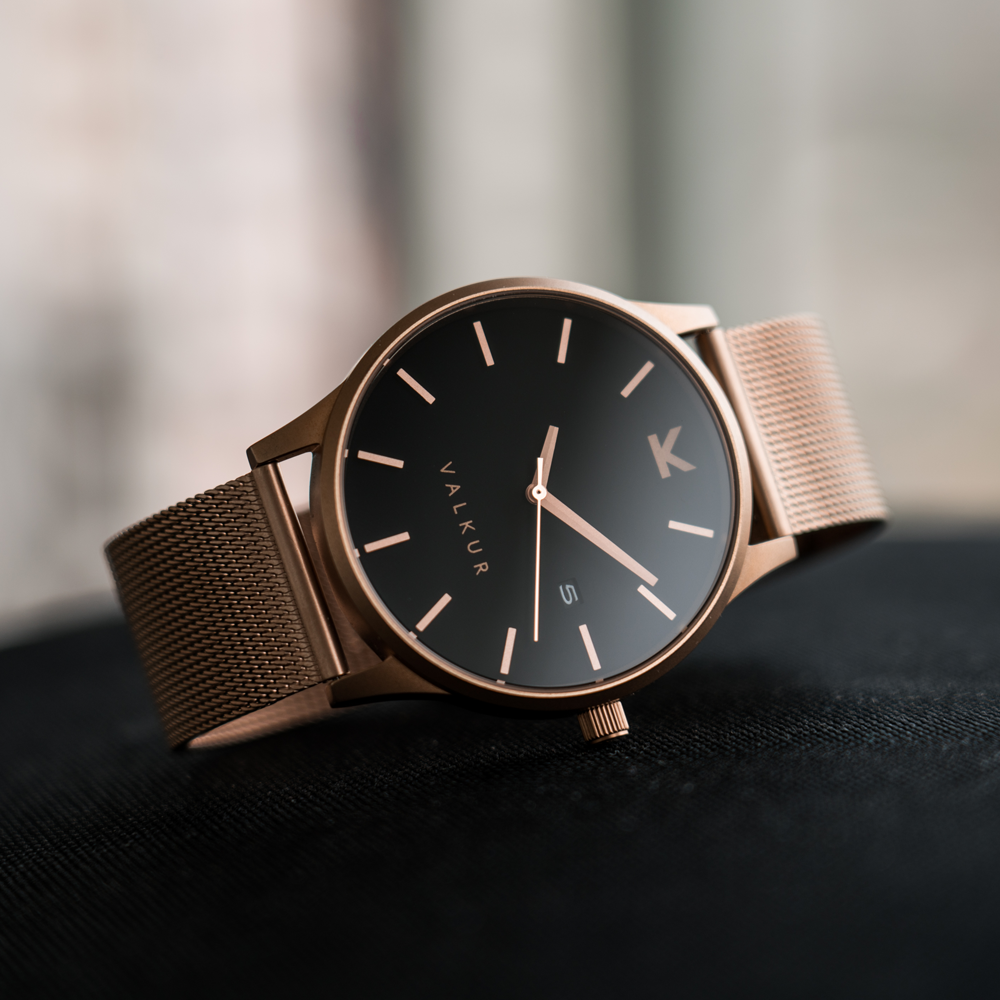 Reloj Valkur para hombre modelo Varall X con correa de acero trenzado y caja de acero negro y dorado
