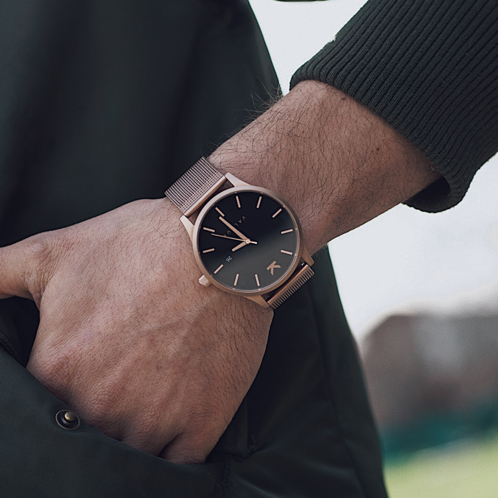 Reloj Valkur para hombre modelo Varall X con correa de acero trenzado y caja de acero negro y dorado
