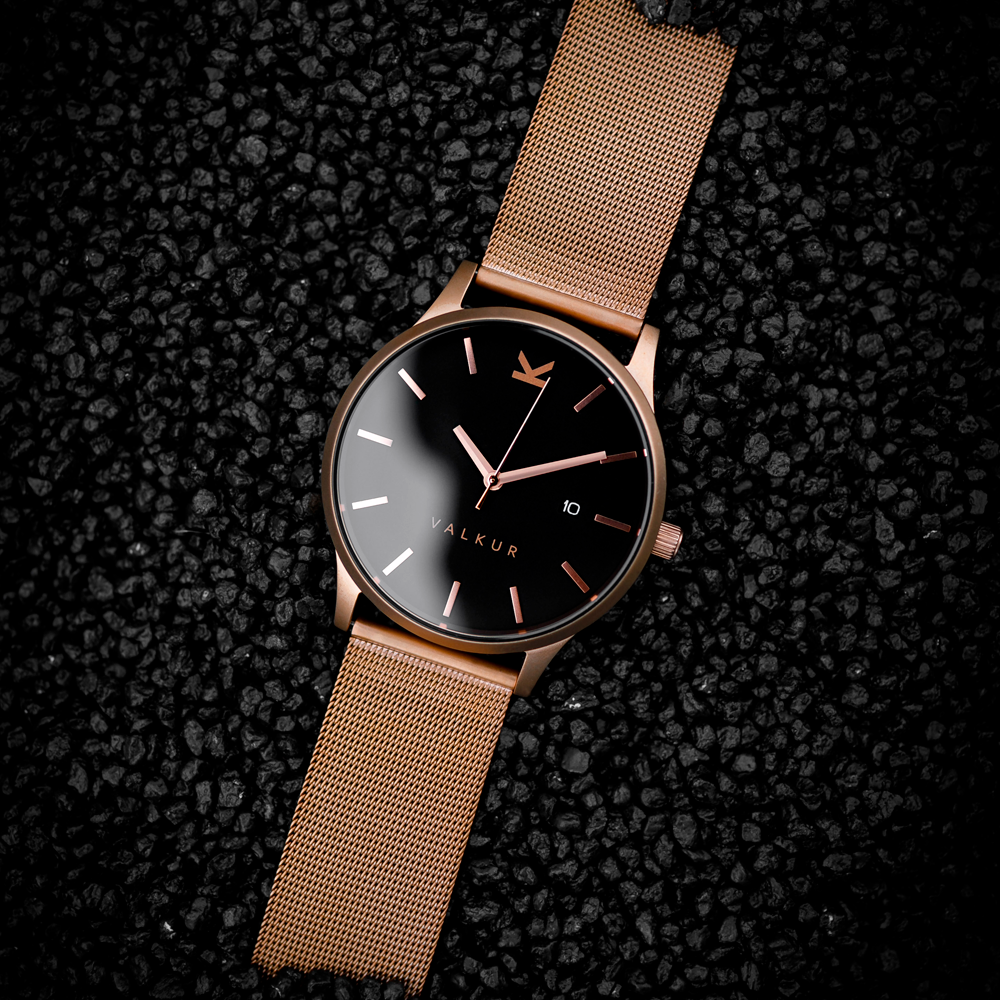 Reloj Valkur para hombre modelo Varall X con correa de acero trenzado y caja de acero negro y dorado
