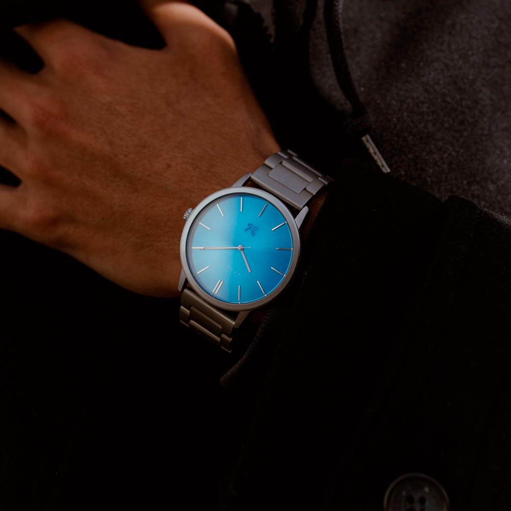Reloj Valkur para hombre modelo Vinde con correa y caja de acero gris y azul
