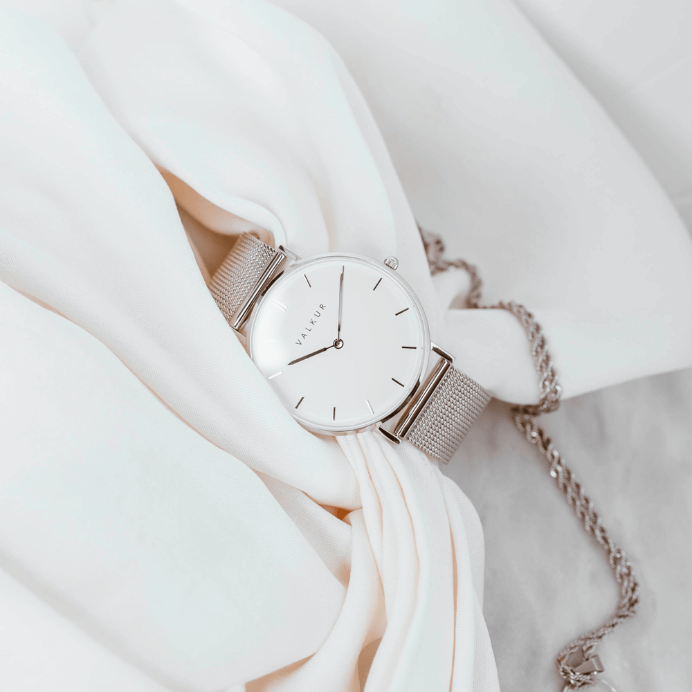 Reloj Valkur para mujer modelo Eyra con correa de acero trenzado y caja de acero blanco y plateado
