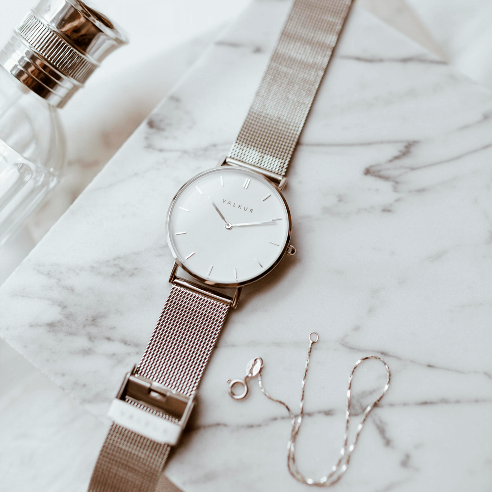 Reloj Valkur para mujer modelo Eyra con correa de acero trenzado y caja de acero blanco y plateado
