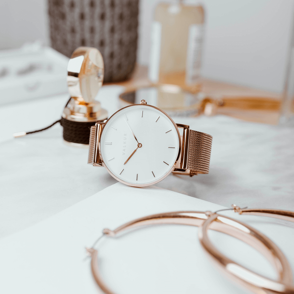 Reloj Valkur para mujer modelo Lena con correa de acero trenzado y caja de acero blanco y dorado
