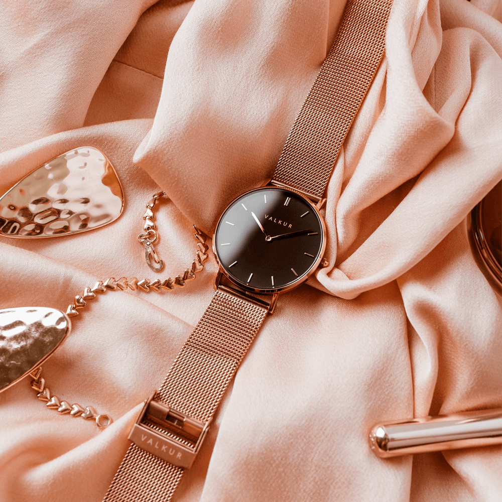 Reloj Valkur para mujer modelo Lena con correa de acero trenzado y caja de acero negro y dorado
