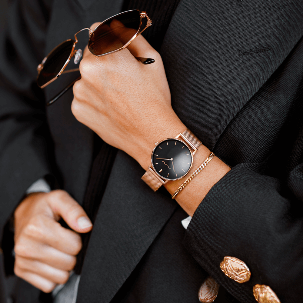 Reloj Valkur para mujer modelo Lena con correa de acero trenzado y caja de acero negro y dorado
