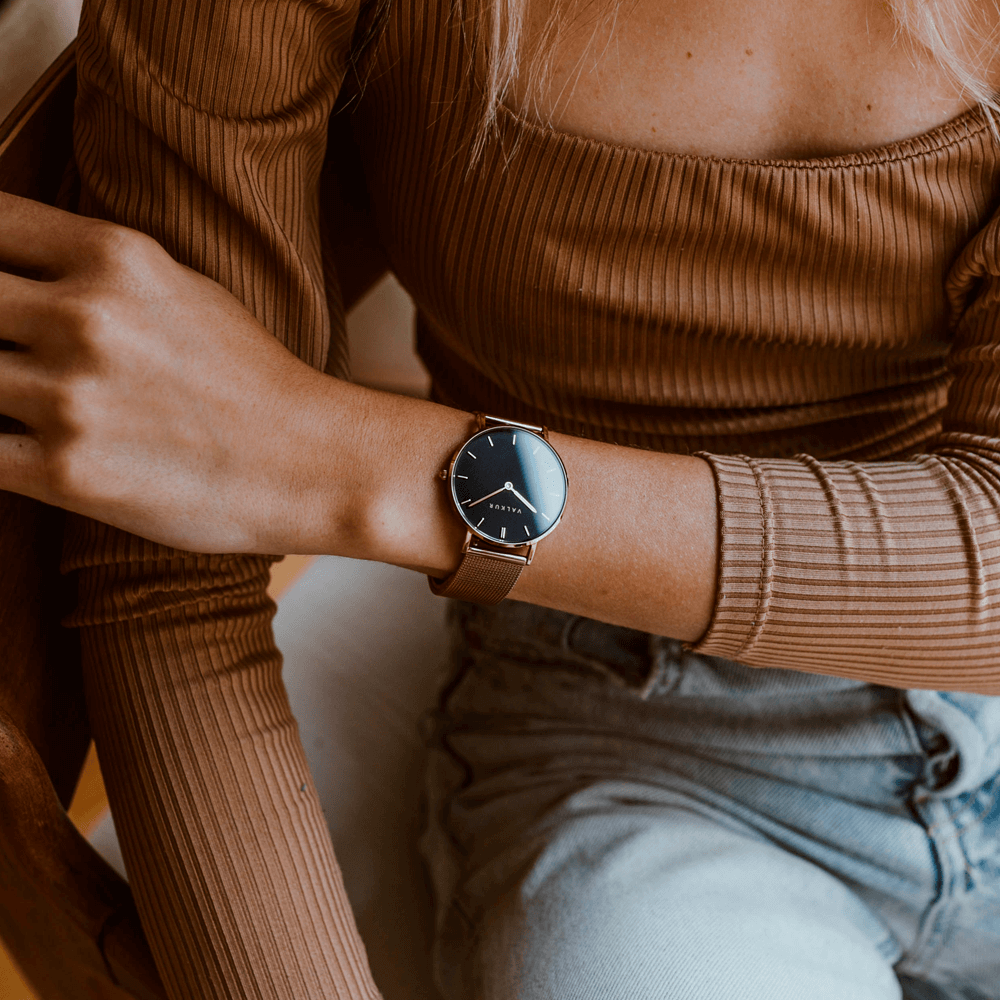 Reloj Valkur para mujer modelo Lena con correa de acero trenzado y caja de acero negro y dorado
