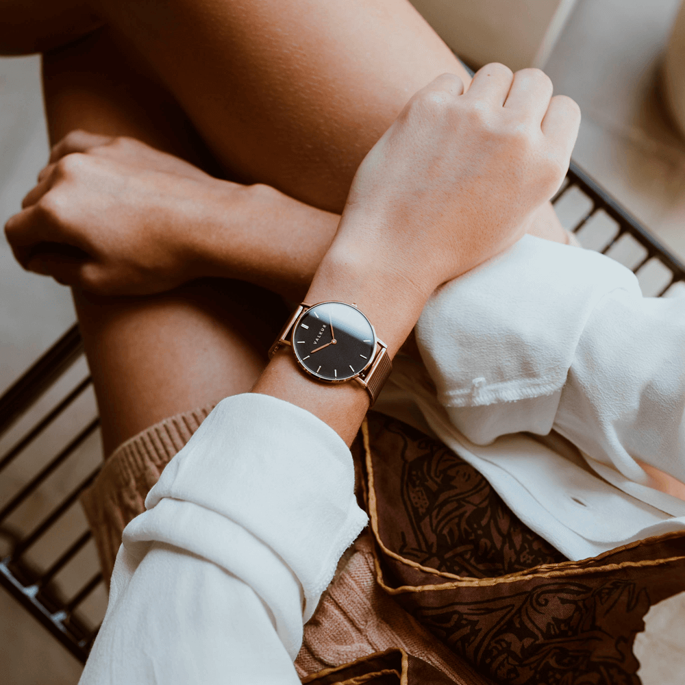 Reloj Valkur para mujer modelo Lena con correa de acero trenzado y caja de acero negro y dorado
